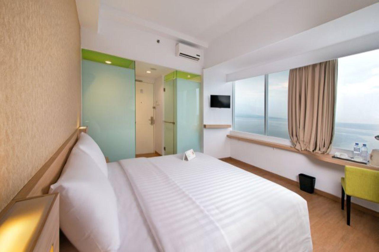 Whiz Prime Hotel Megamas Manado Exterior foto