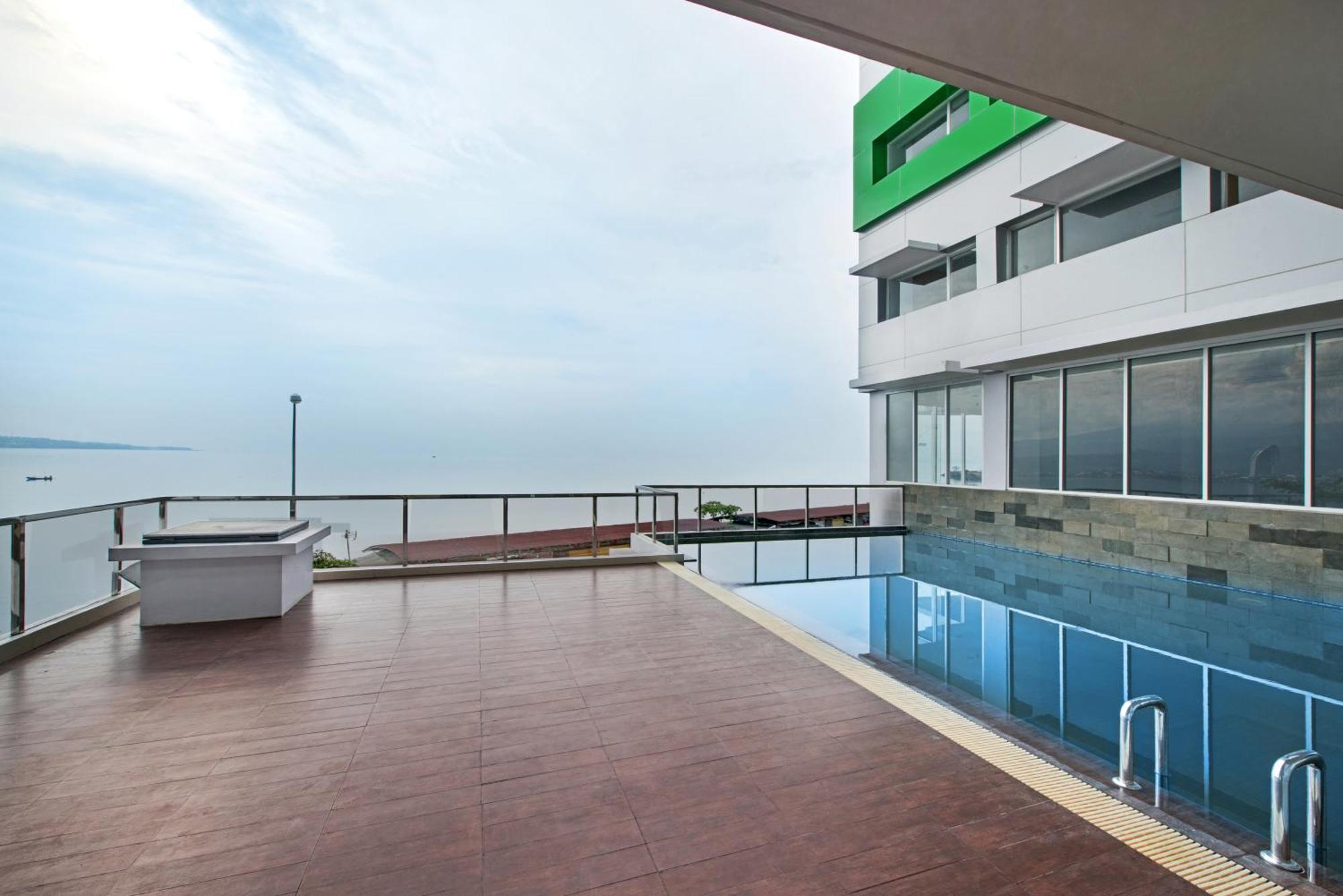 Whiz Prime Hotel Megamas Manado Exterior foto