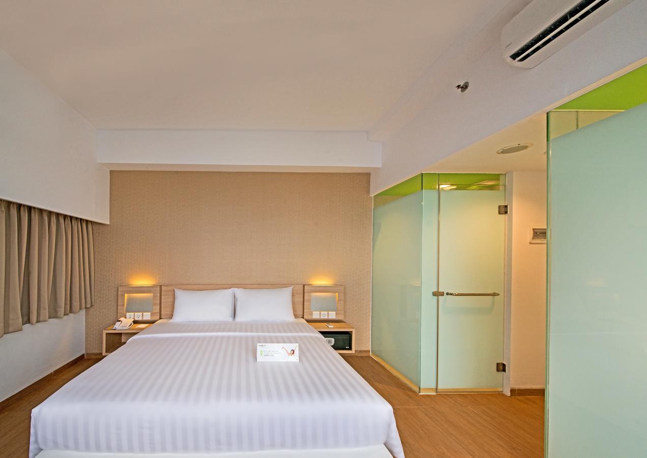 Whiz Prime Hotel Megamas Manado Exterior foto