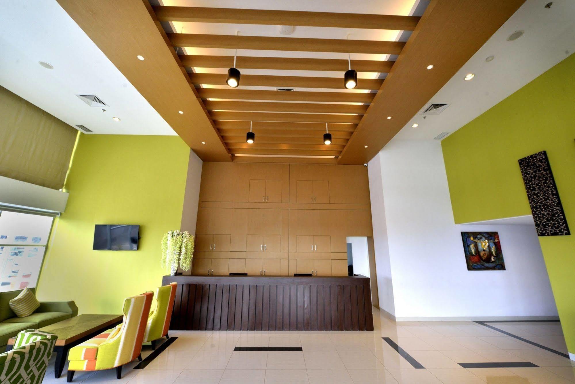 Whiz Prime Hotel Megamas Manado Exterior foto