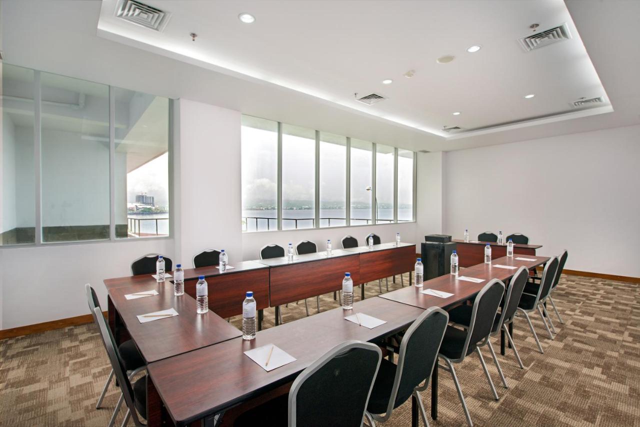 Whiz Prime Hotel Megamas Manado Exterior foto