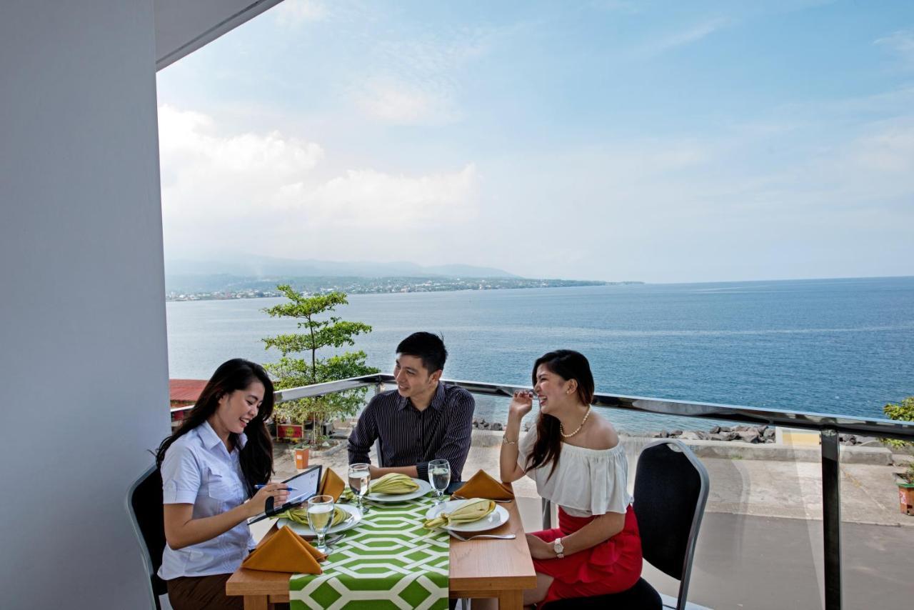 Whiz Prime Hotel Megamas Manado Exterior foto