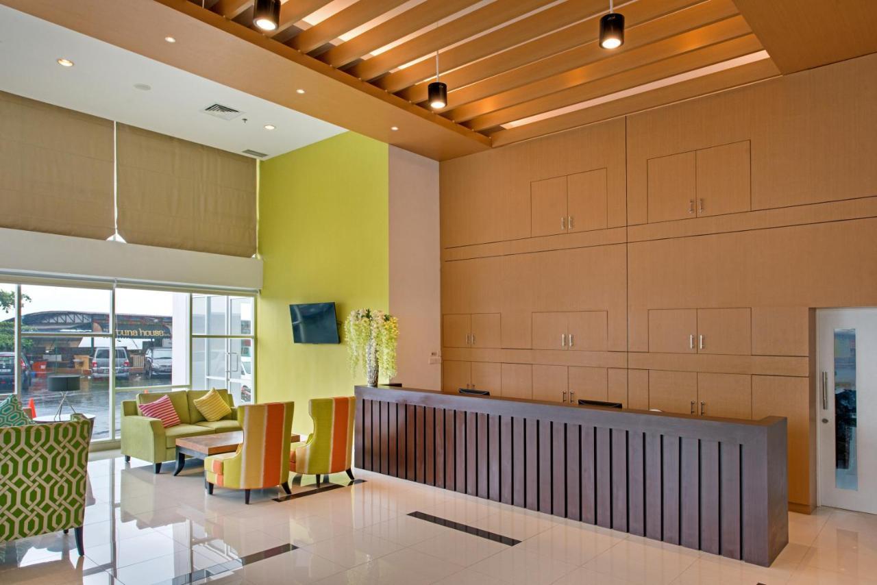 Whiz Prime Hotel Megamas Manado Exterior foto