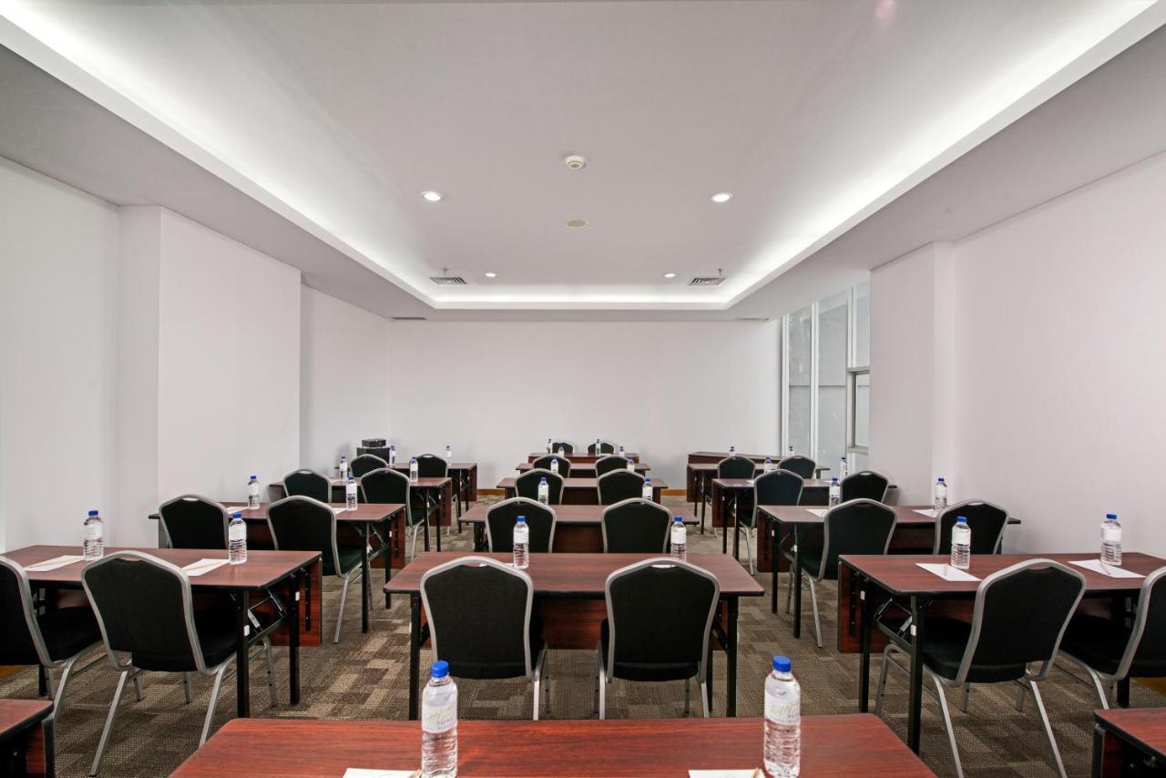 Whiz Prime Hotel Megamas Manado Exterior foto